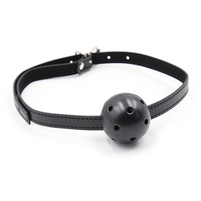 Mordaza con bola y respiraderos de la marca OHMAMA FETISH, accesorios para juegos de restricción, en color negro.
