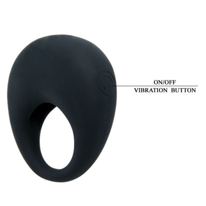 Anillo vibrador negro de la marca PRETTY LOVE MALE, con diseño elegante y detalles que resaltan en la imagen.