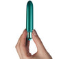 Bala vibradora ROCKS-OFF Touch of Velvet con pétalos en color pavo real, suave y discreta para placer personal.