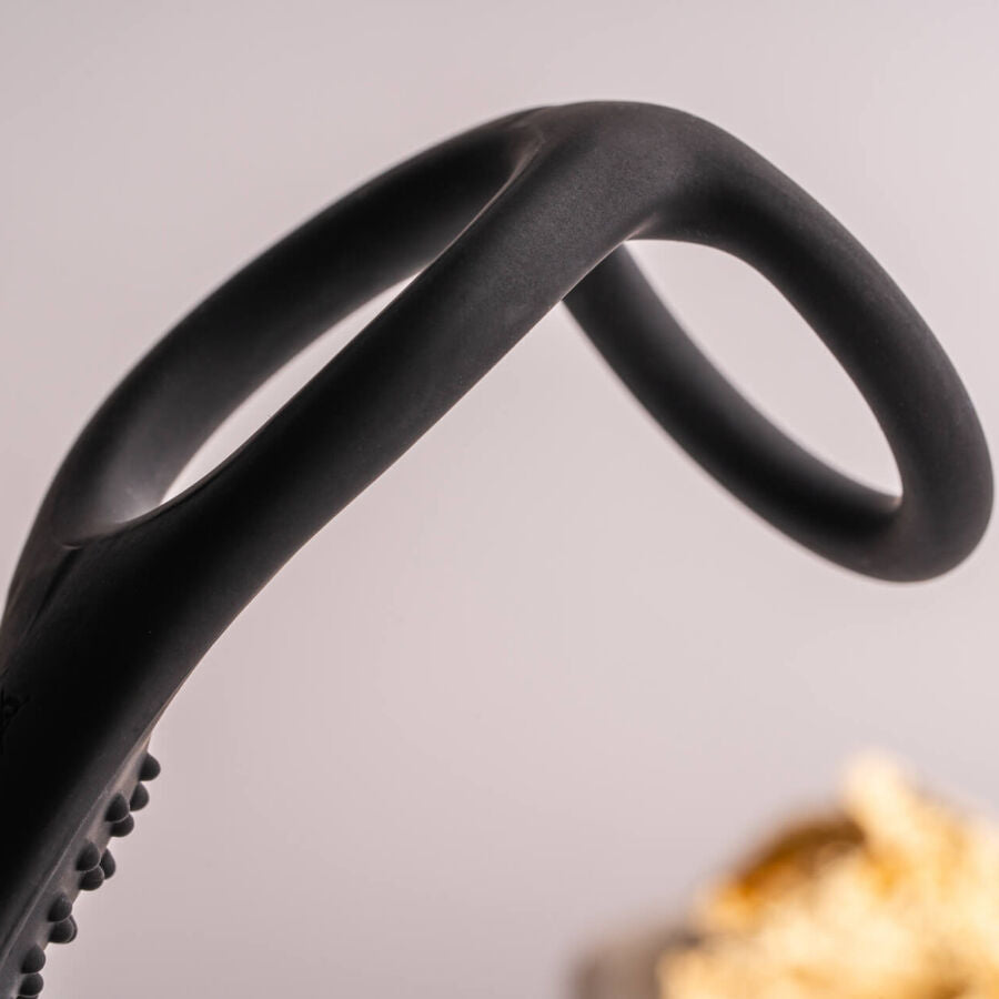 Plug anal vibrador con anillo para pene ROCKS OFF RO-ZEN RRO, negro, con diseño ergonómico y estimulador para placer íntimo.
