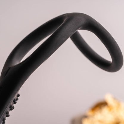 Plug anal vibrador con anillo para pene ROCKS OFF RO-ZEN RRO, negro, con diseño ergonómico y estimulador para placer íntimo.