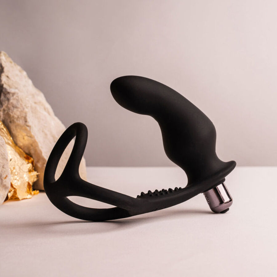 Plug anal con anillo vibrador negro de la marca ROCKS-OFF, diseñado para estimulación anal y pene, con textura suave y cómodo ajuste.