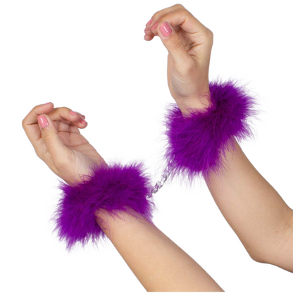 Esposas de marabú lila de SECRETPLAY 100% FETISH, con diseño elegante y detalles en color lila para juegos de restricción.