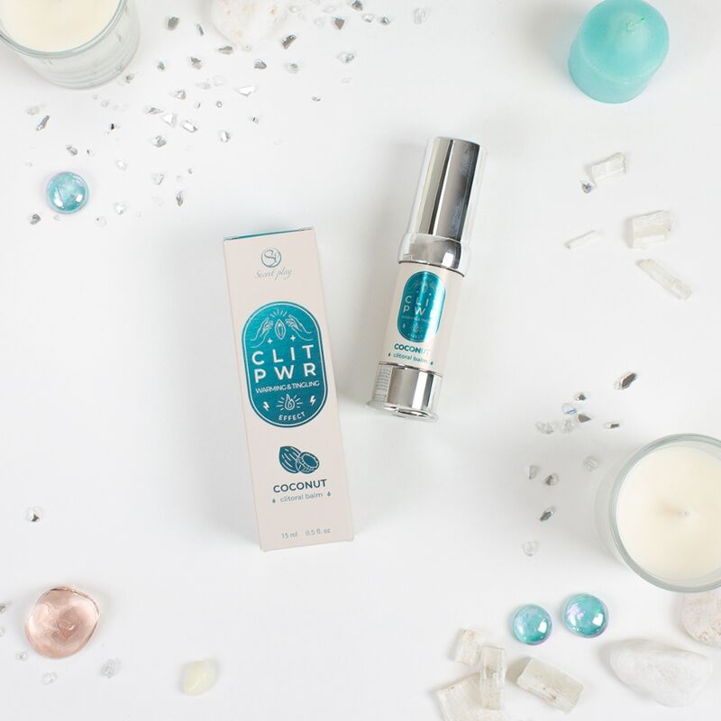 Bálsamo de clítoris SECRET PLAY Clit Pwr con aroma a coco, en envase compacto y elegante.