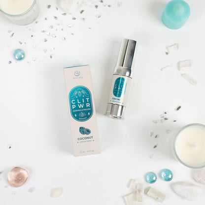 Bálsamo de clítoris SECRET PLAY Clit Pwr con aroma a coco, en envase compacto y elegante.