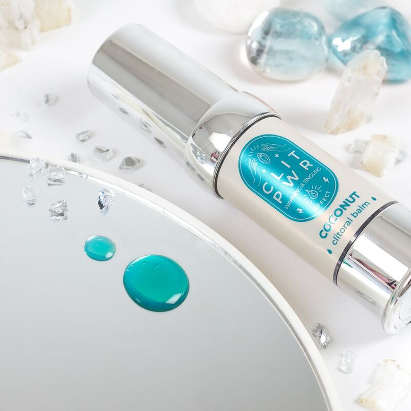 Bálsamo de clítoris Secret Play Clit Pwr con aroma a coco, en envase con textura suave y diseño elegante.