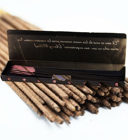 Incienso erótico Tentación con feromonas y aroma a frutos rojos, presentado en envase con etiqueta blanca y detalles rojos